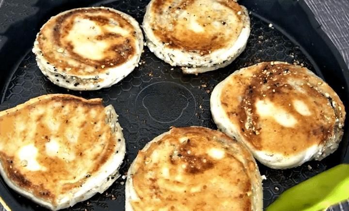 天冷，少吃馒头多吃它，简单一烙，香味浓郁，咬一口直掉渣