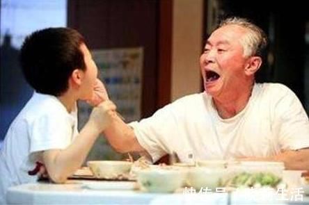 家长|老人带娃时的3种“陋习”,对孩子成长不利,家长别不当回事