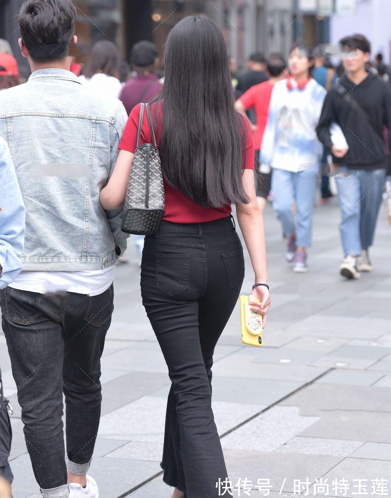 针织衣|当“高调红”遇上“低调黑”，时髦感十足