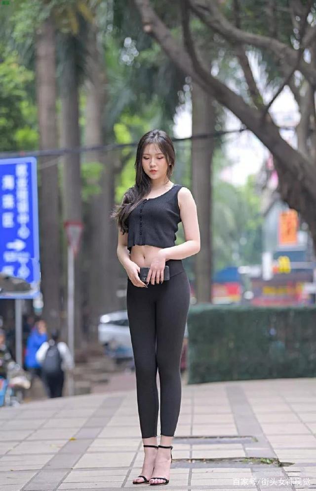 腿型|舒适随意的打底裤穿搭尽显青春朝气,穿出年轻自信