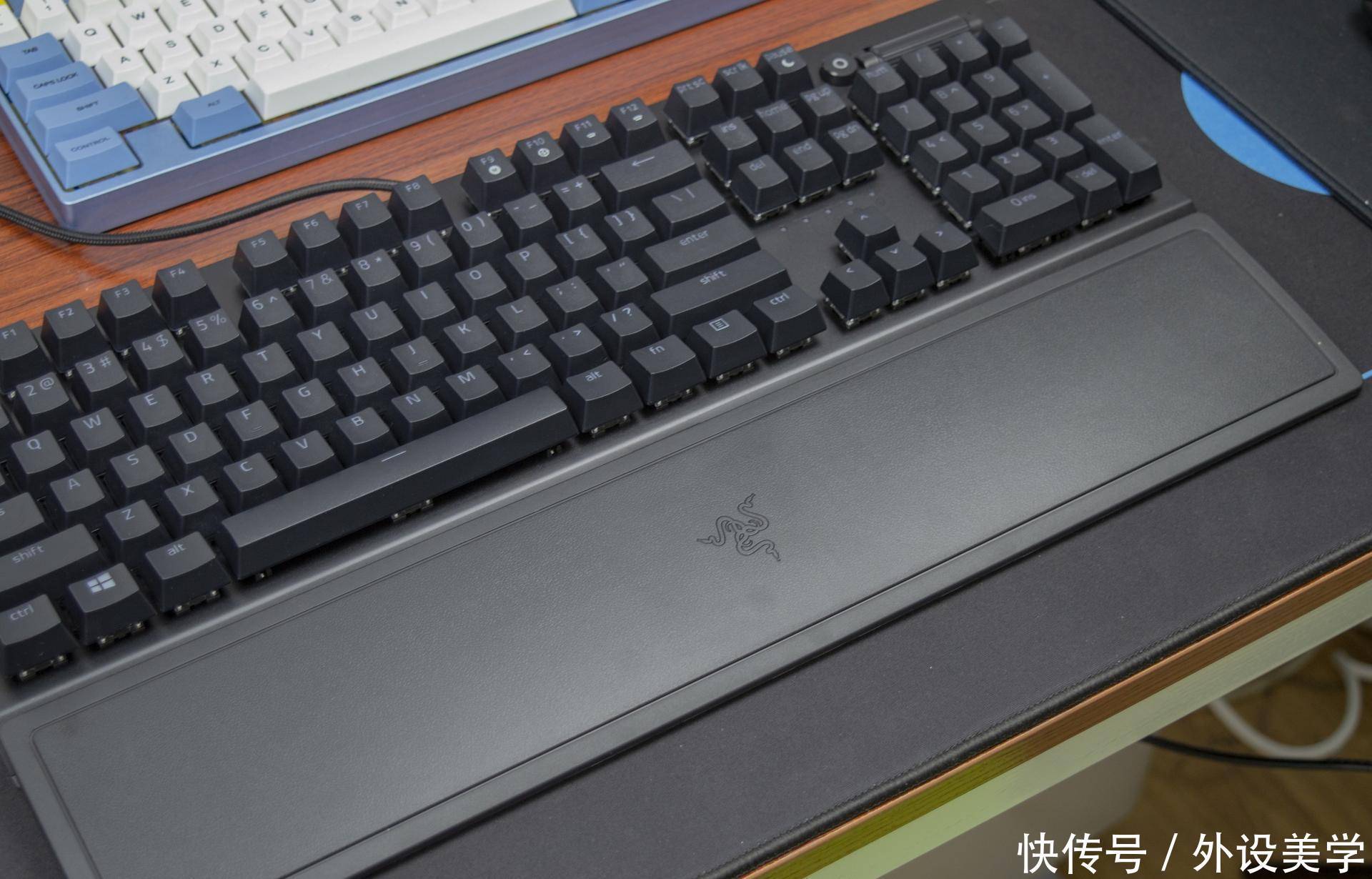 雷蛇|以灯之名,传奇再续:雷蛇黑寡妇 V3 绿轴版开箱