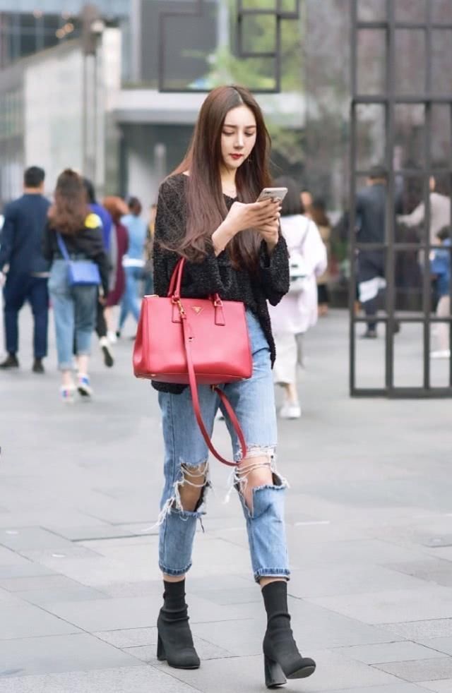 牛仔裤显你潇洒利落的一面，瞬间穿出时尚女神的个性时髦