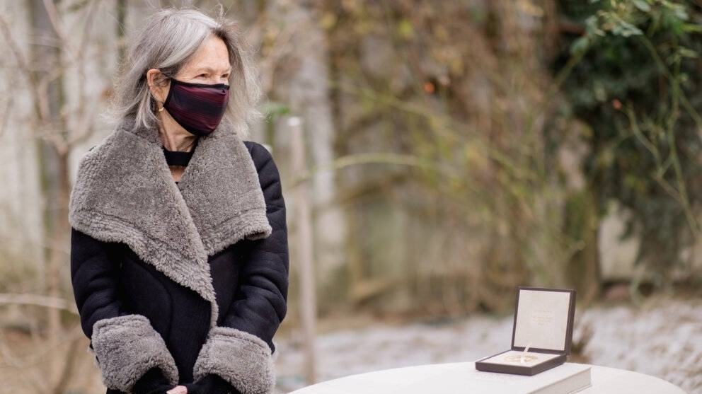 花园里|诺贝尔奖章颁发,在诗人露易丝·格丽克家门外的花园里