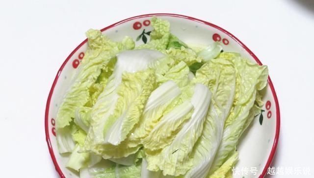 老公晚餐一人在家吃,煮一锅蔬菜香喷喷,我吃过饭还跟着吃了不少