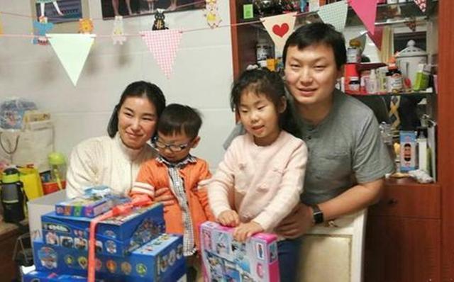 妈妈|宝妈收拾房间发现女儿“记仇本”,翻开看见6个字,让她后悔不已