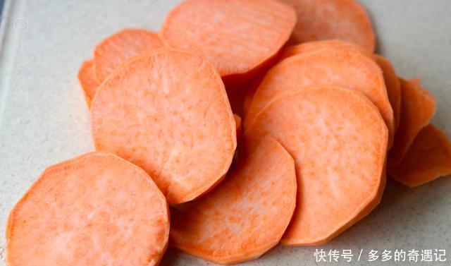 鲜甜软|早餐,媳妇就做了一个瓜,烤一烤,鲜甜软糯还能拉丝,孩子抢着吃