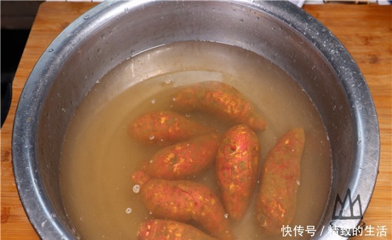 香甜|蒸红薯时,别着急上锅蒸了!教你一个“小窍门”,红薯香甜细腻!