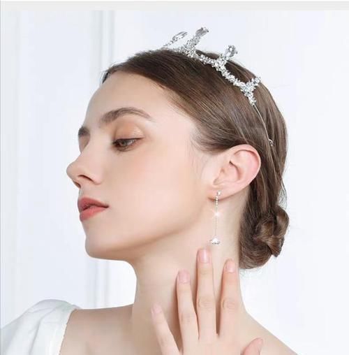 服饰|女人戴珠宝配饰少犯3个错误,不然会显得很突兀,再贵也没有美感