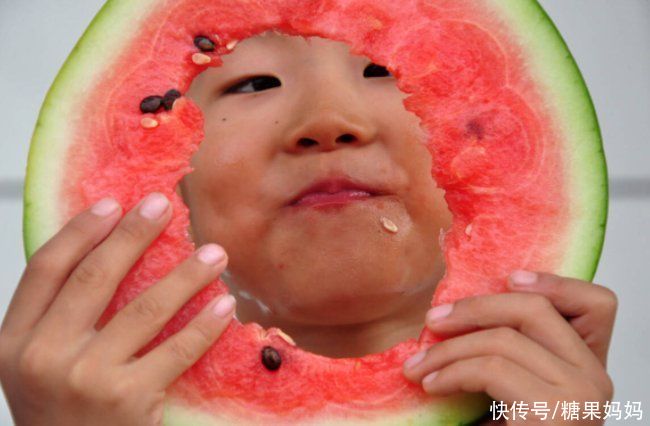 西瓜|炎热天气给娃吃西瓜，许多细节家长没注意到，如何正确“吃瓜”？