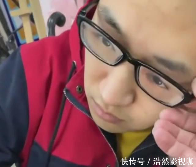 画室学$美术生为了上课睡觉,在眼镜片上画一双“眼睛”,老师差点被骗