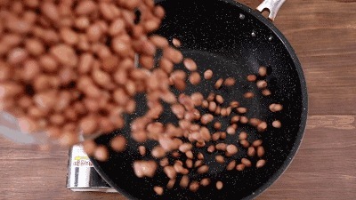 原来炒花生米不能先放油,多加一步,花生米又香又脆,还不返潮