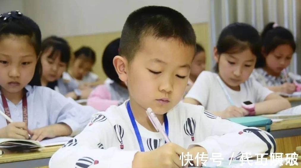 老师$学生创造能力有多强?“蜘蛛网”字体走红,老师却坐不住了