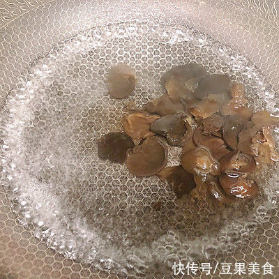 炒木耳|这道娃娃菜炒木耳，看一遍就会