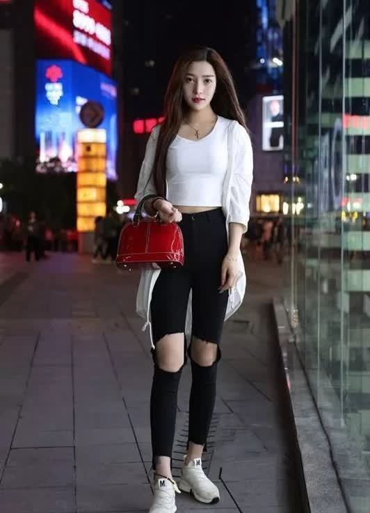 服饰|街拍:穿搭宽松的服饰小姐姐,发型看起来也非常有个性