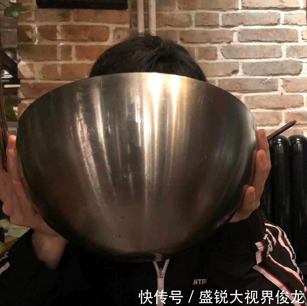 董子健，吃饭的碗比别人大好几倍，网友：会做饭的男人不会太瘦