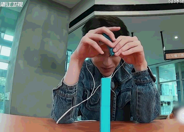 《奔跑吧9》回归,蔡徐坤被电击表情管理到位,钻被窝速度才叫绝