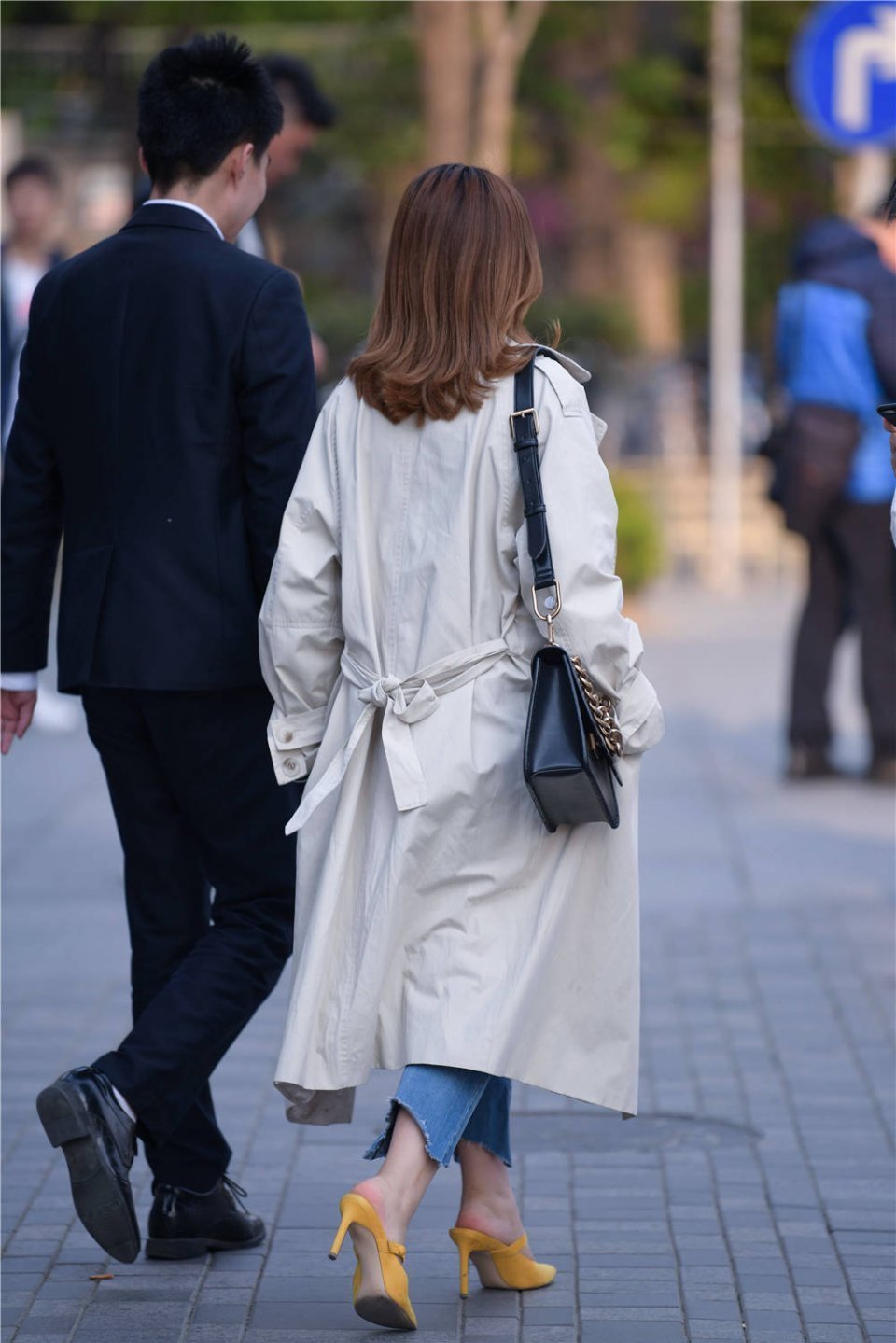 生活|街拍:七分紧身牛仔裤,搭配高跟凉拖,冬天还有不怕冷的姑娘