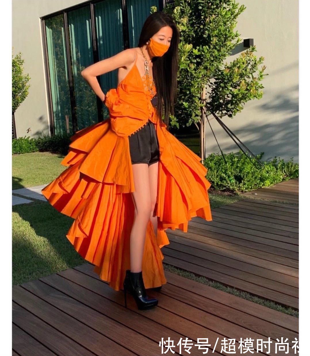 71岁婚纱女王瘦得令人心疼！冻龄身材不像奶奶，穿长袜秀少女腿