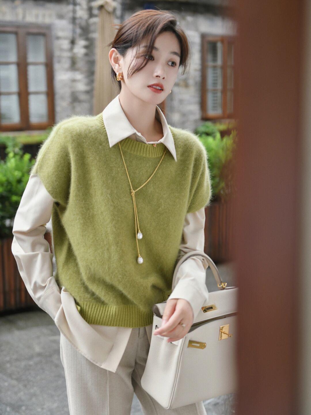 毛呢大衣|轻熟女性会穿“针织衫”更优雅,学会这几个搭配技巧,简约又洋气