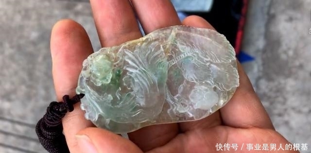 网友2000元买了个奇形怪状的大马坎翡翠原石,切出一对龙凤牌