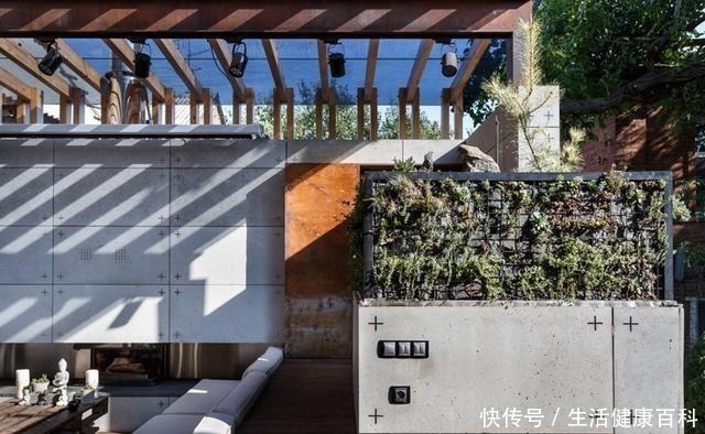 防雨庭院|庭院设计两个防雨庭院,有玻璃廊架的防雨庭院,如客厅般的花园!