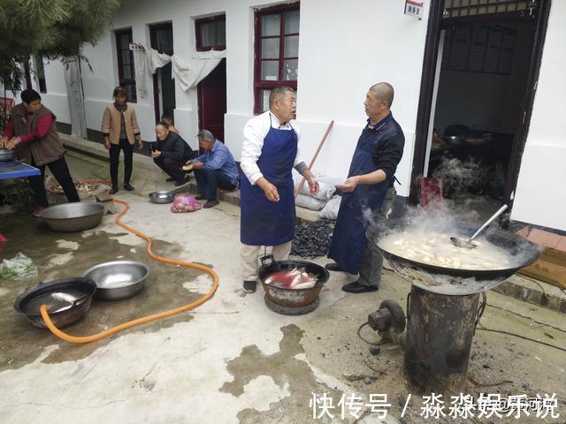 李师傅|51岁厨师徒弟和72岁师傅搭班做宴席,两人一天挣300元