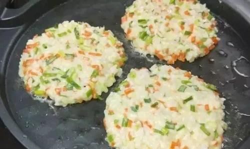 剩米饭别做蛋炒饭了，教你一个新做法，5分钟出锅，全家抢着吃！