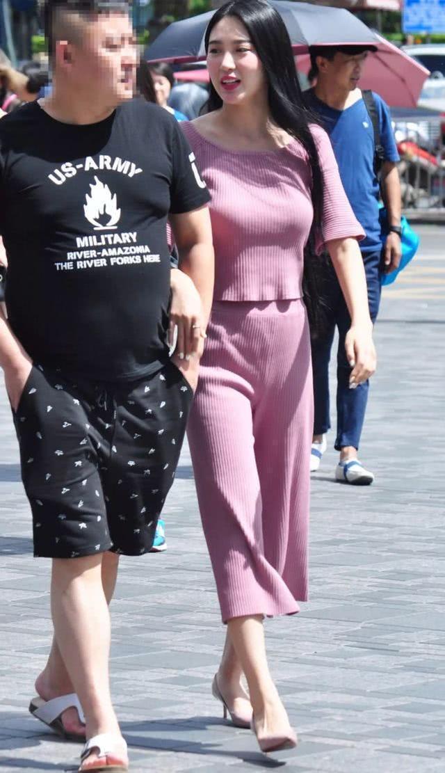 搭配 粉红针织套装搭配粉红色高跟,清新自然,时尚靓丽