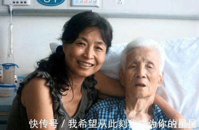 女儿|有妈的孩子像块宝，92岁妈妈摘菜包饺子，72岁女儿看电视等吃