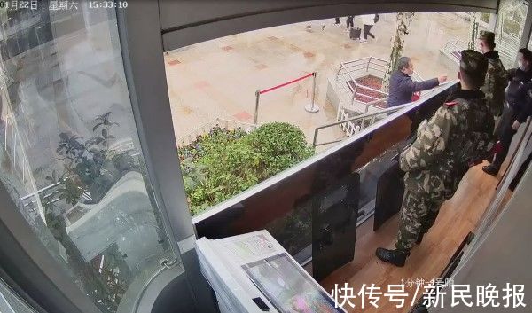 公安|55岁男子喝农药轻生，武警公安联手施救