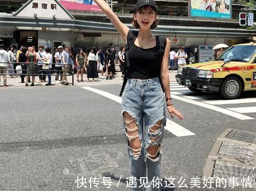 流连忘返|小姐姐穿上牛仔裤，展现自然随性的穿衣风格，让人流连忘返！