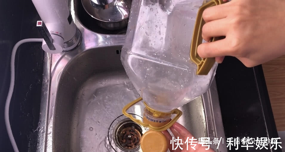 清洗油桶不用一滴洗洁精，把它放进油桶里，洗完跟新的一样干净