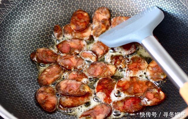  年夜饭里的下酒菜，腊肠炒蒜苗，新手小白也容易学会
