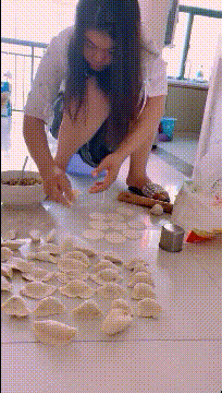 |搞笑GIF段子:看看大妈级别的新娘和伴娘,果然是另一番风味哈