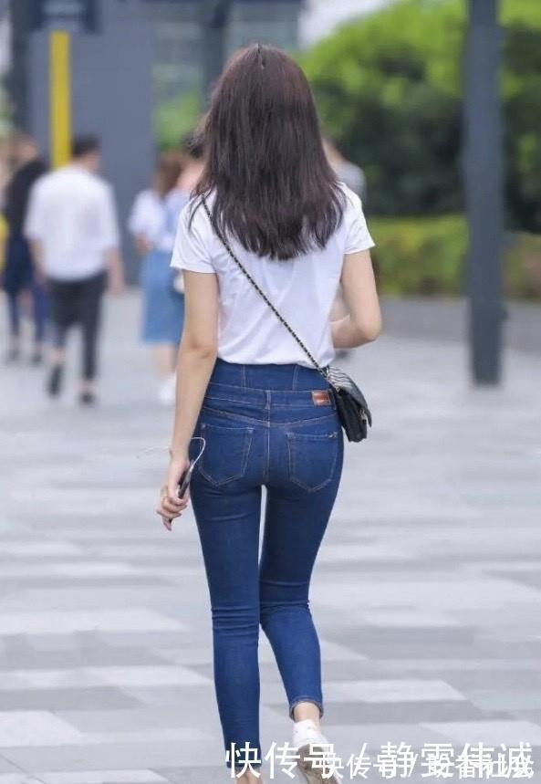 出身体 时尚的紧身牛仔裤,看起来大气不臃肿,极具吸引力和舒适感