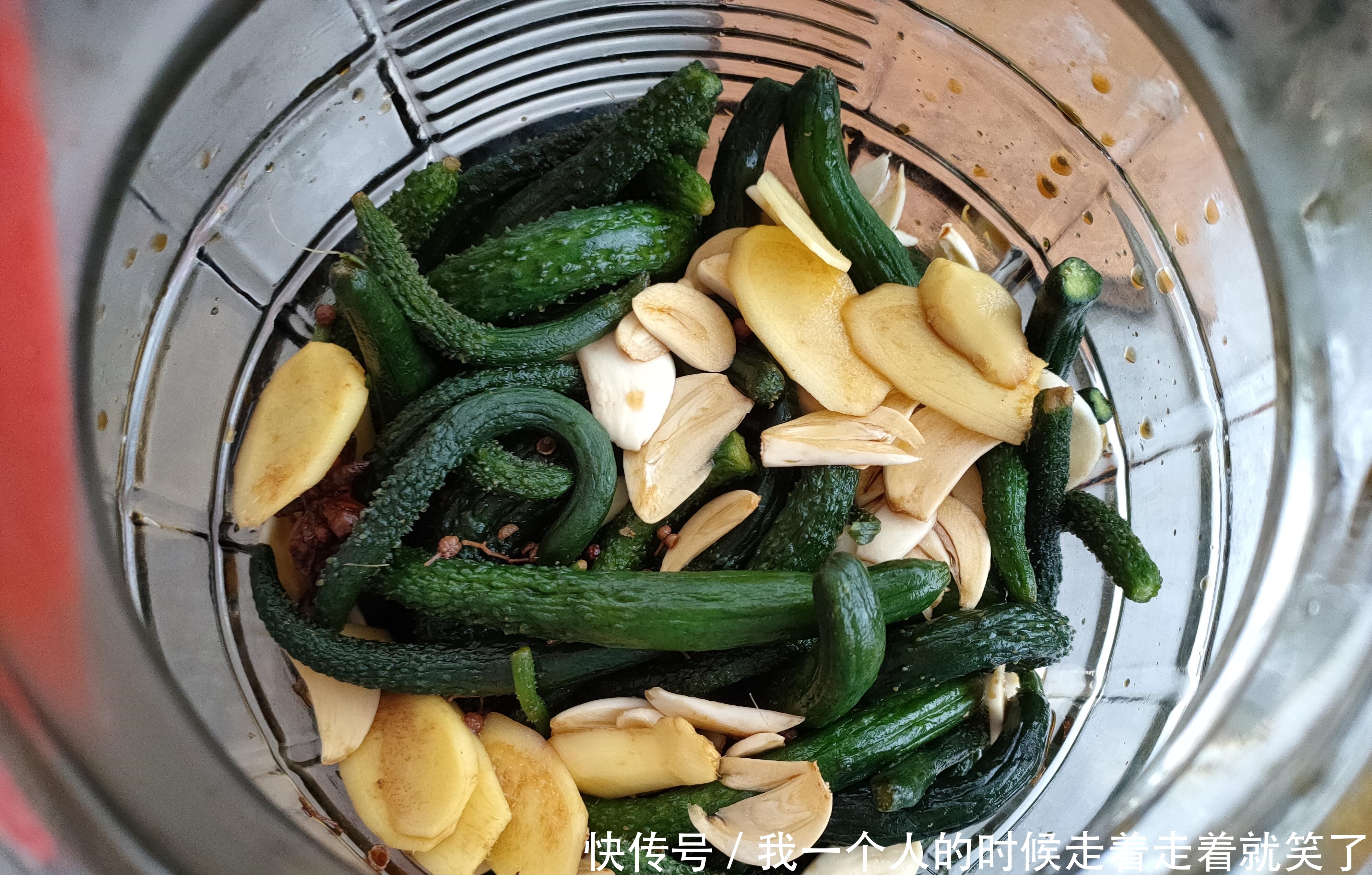 腌黄瓜咸菜时,切忌直接倒盐,牢记2个步骤,小咸菜脆口易保存