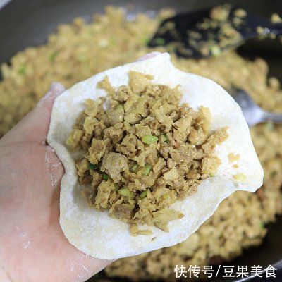 黄豆酱|#不容错过的鲜美滋味# 喷香有营养的猪肉干笋全麦包子