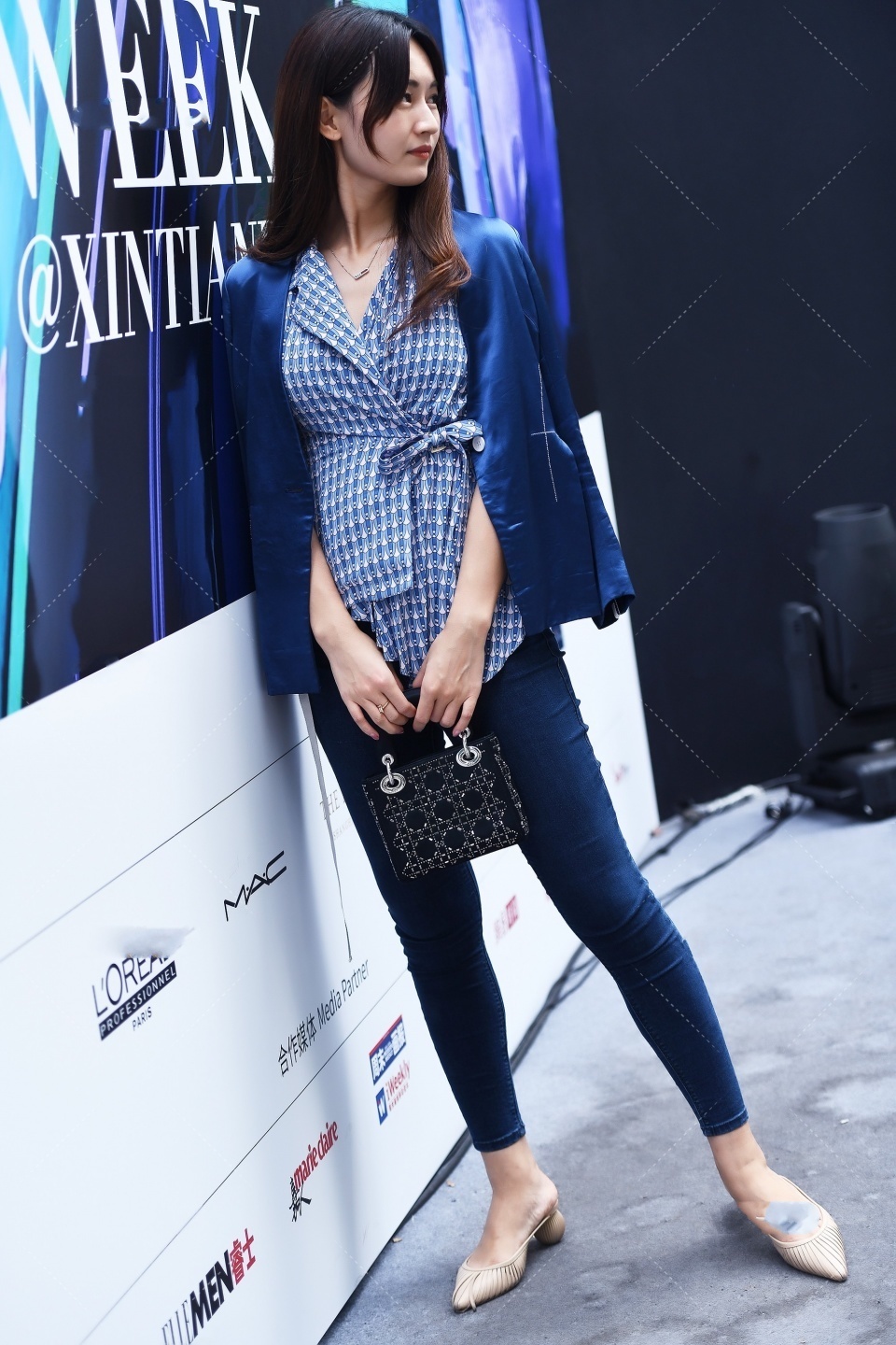 显得|美女街拍:深蓝色丝绸西装外套,搭配蓝色牛仔裤,时尚优雅