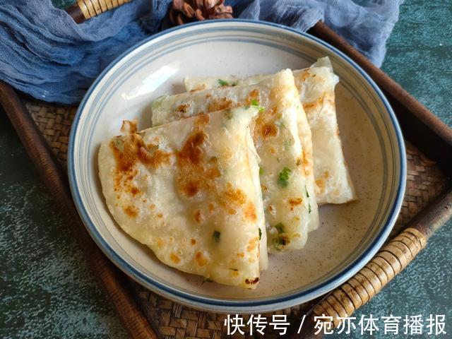 凉水|烙饼想要柔软好吃有层次,和面用开水还是凉水?其实都不正确