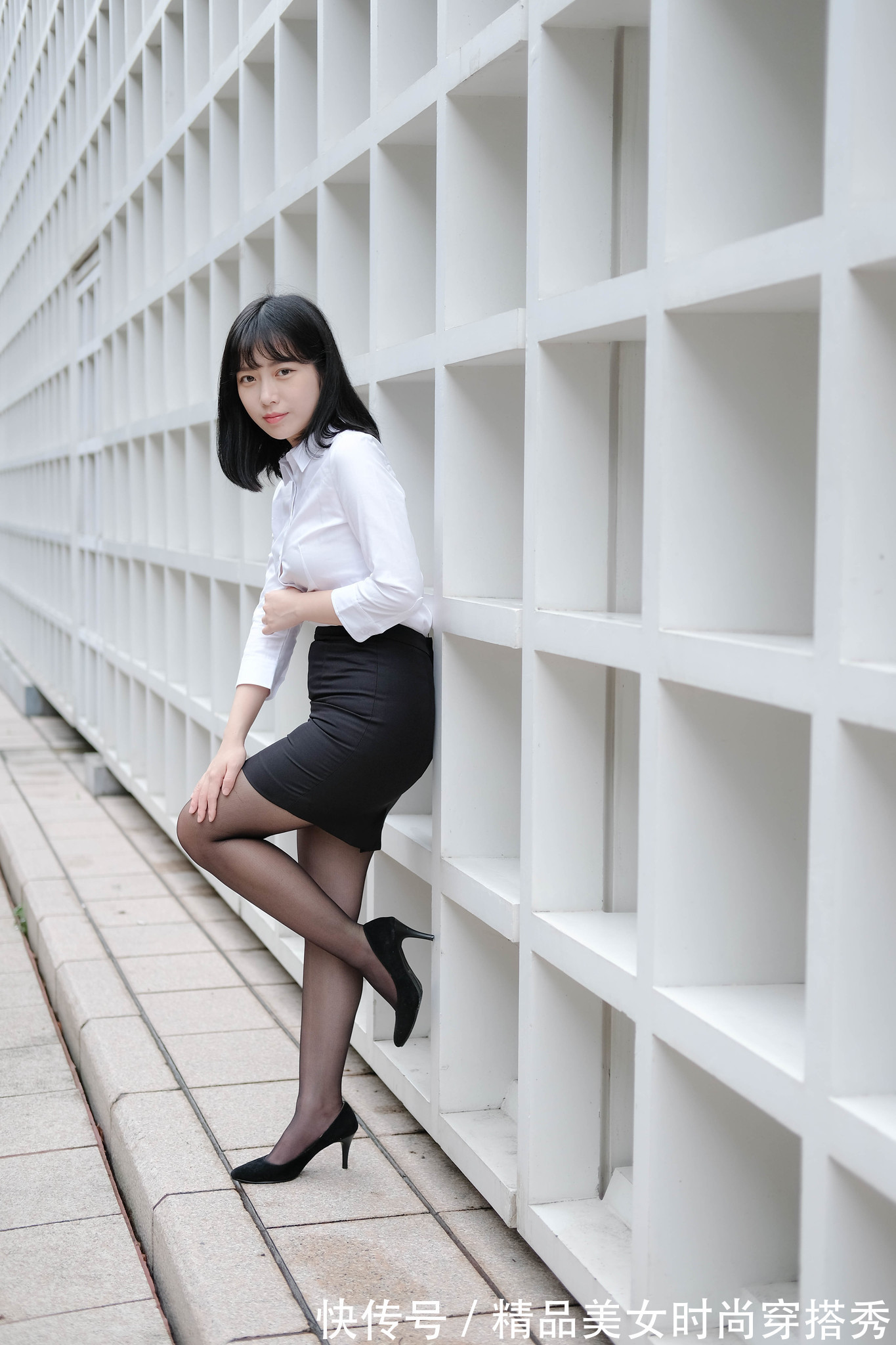 高腰|经典的白色衬衫,搭配高腰的黑色短裙,经典的黑白搭配简约时尚