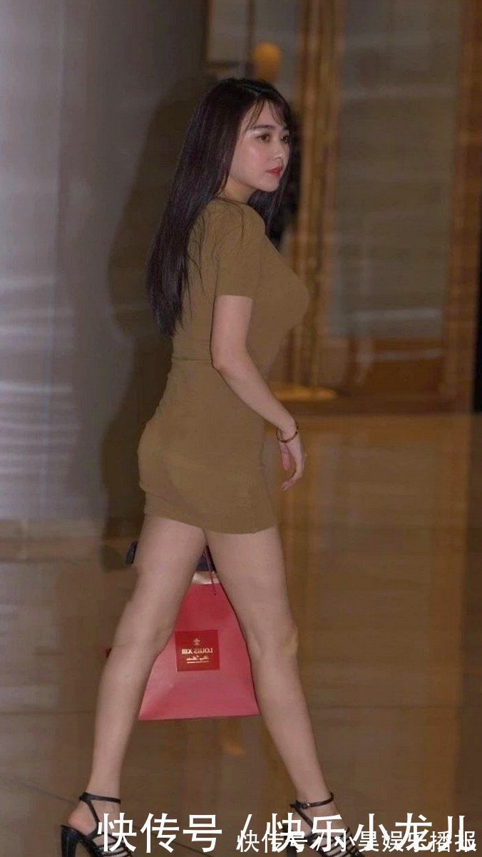 小姐姐 婴儿肥小姐姐一件香槟连衣裙,这女人你爱了吗?