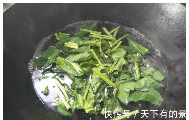 做法|做菠菜汤时,到底要不要放锅炒?教你详细做法,菠菜汤翠绿好喝