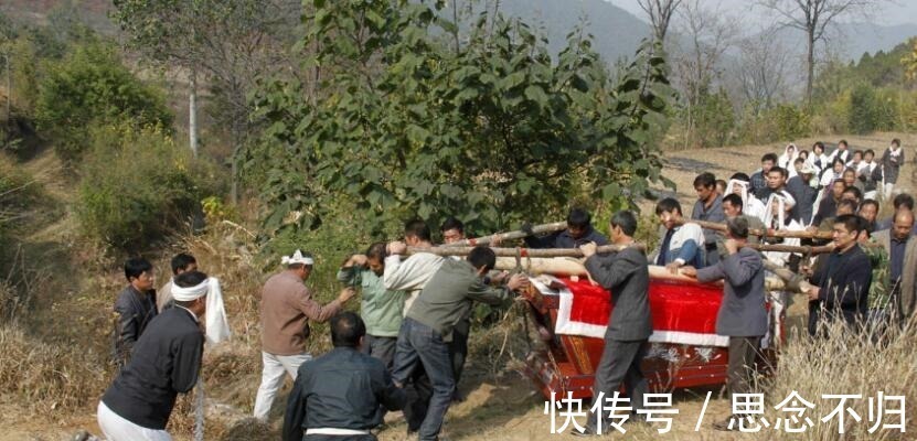 传统习俗$中国传统习俗,为何棺材出殡绝对不能落地,原因是封建迷信!