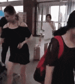 |搞笑GIF:这妹子估计是第一次出远门,准备连人带行李一块托运安检。