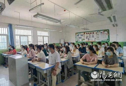 官厅小学召开以“你我携手共进 抚育星光少年”主题家长会