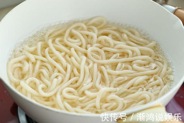 解馋|极简版炒面，杂蔬肉丝乌冬面，开胃解馋不油腻