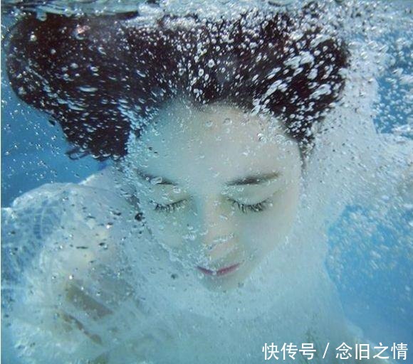 水里睁开眼睛的人是如何做到的很多人为何不能做到真涨知识了!