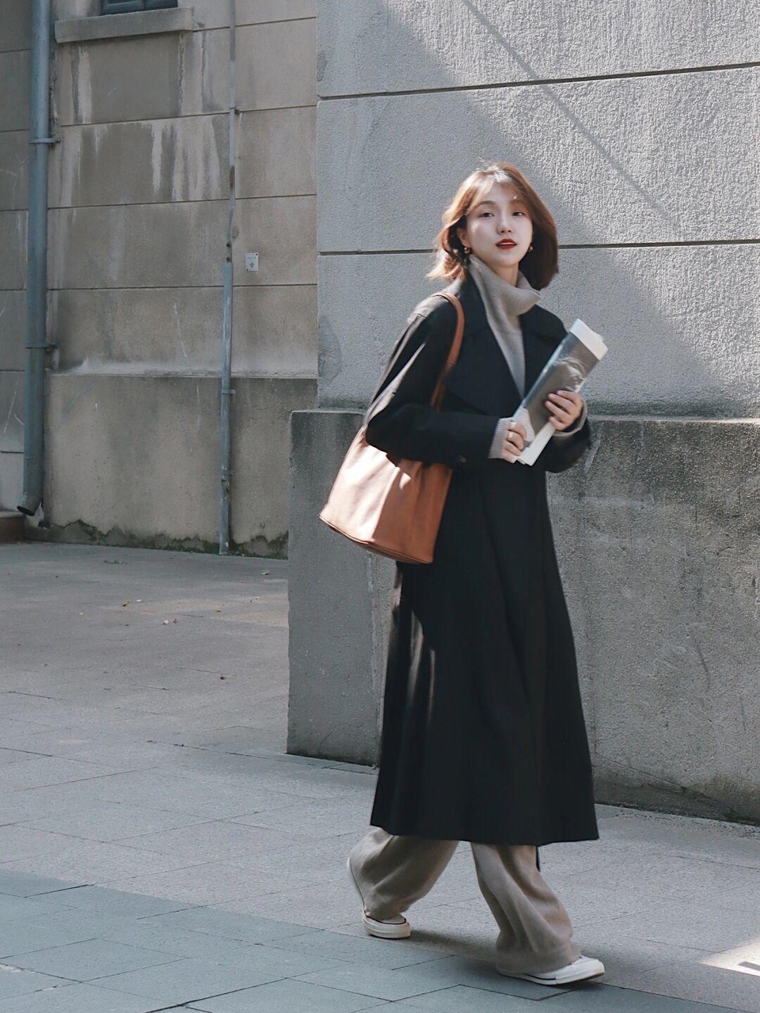 半身裙|天气回暖该怎么穿出氛围感?米色卫衣+黑色半身裙,清纯又不失个性