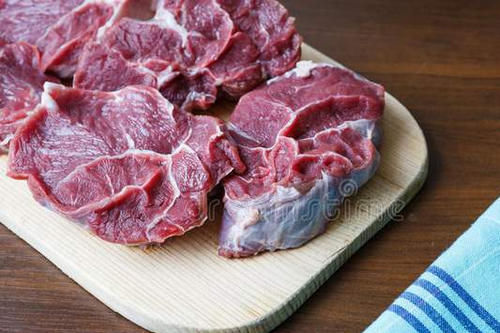牛肉|炖牛肉还用焯水吗？20年大厨教你一招，牛肉软烂不柴，鲜美无腥味