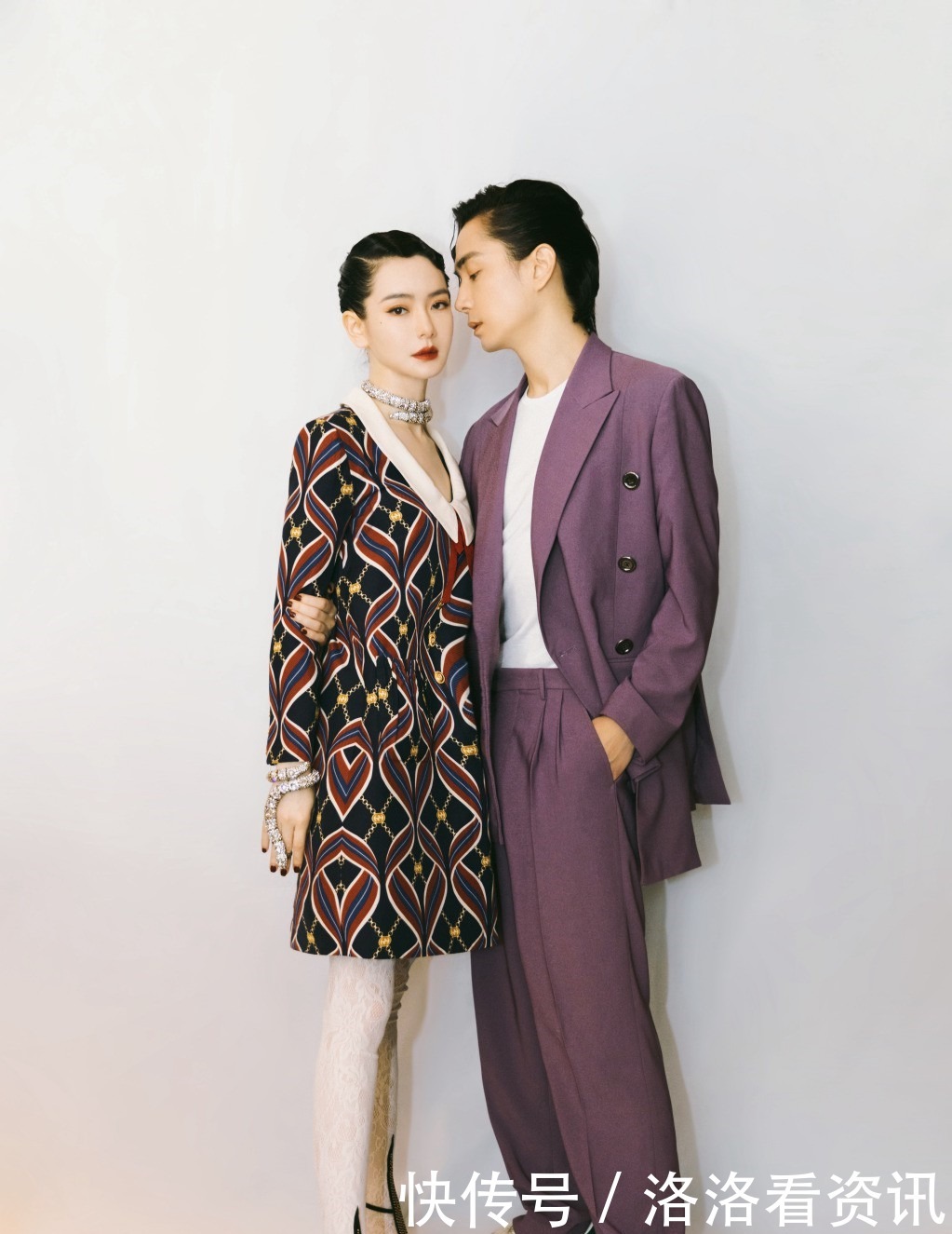 配花|被戚薇的复古风美晕!一尺长耳环配花短裙,同框李承铉大秀漫画腿